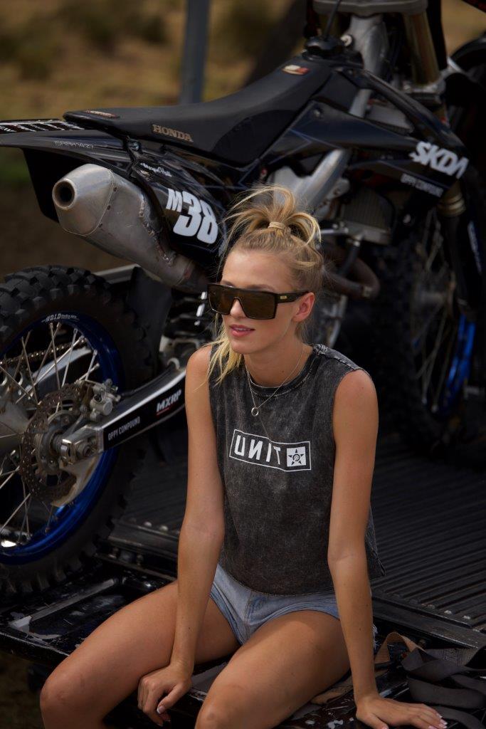 Unit Command Polarised Sunglasses - Black / Gold