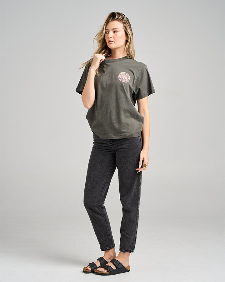 The Mad Hueys HUEYS SHIP WHEEL | WOMENS SS TEE
