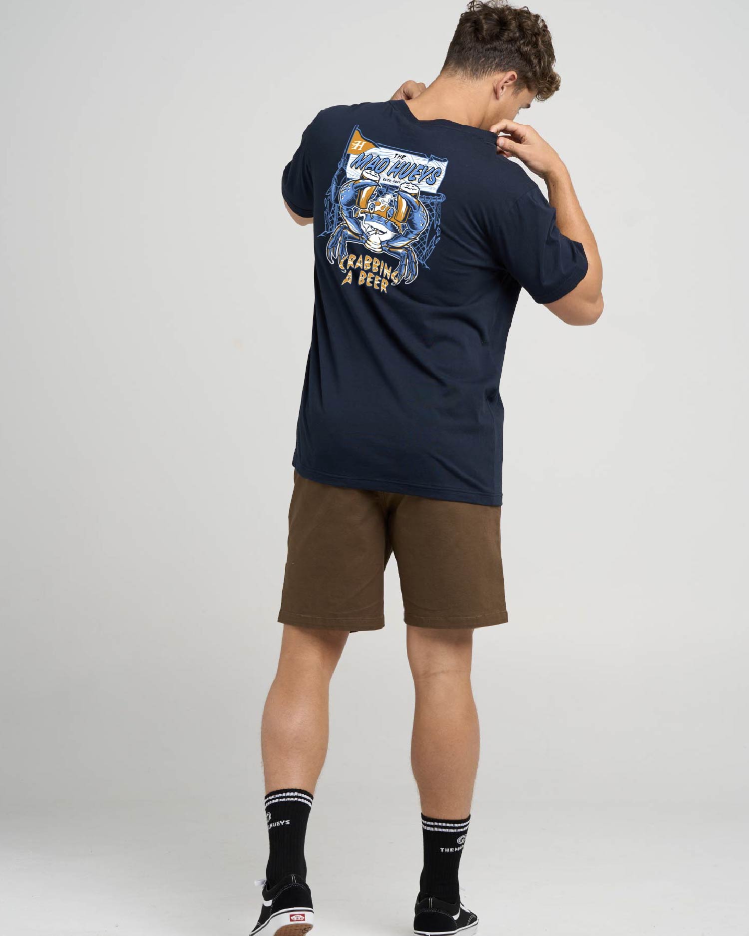 THE MAD HUEYS CRABBING A BEER | SS TEE