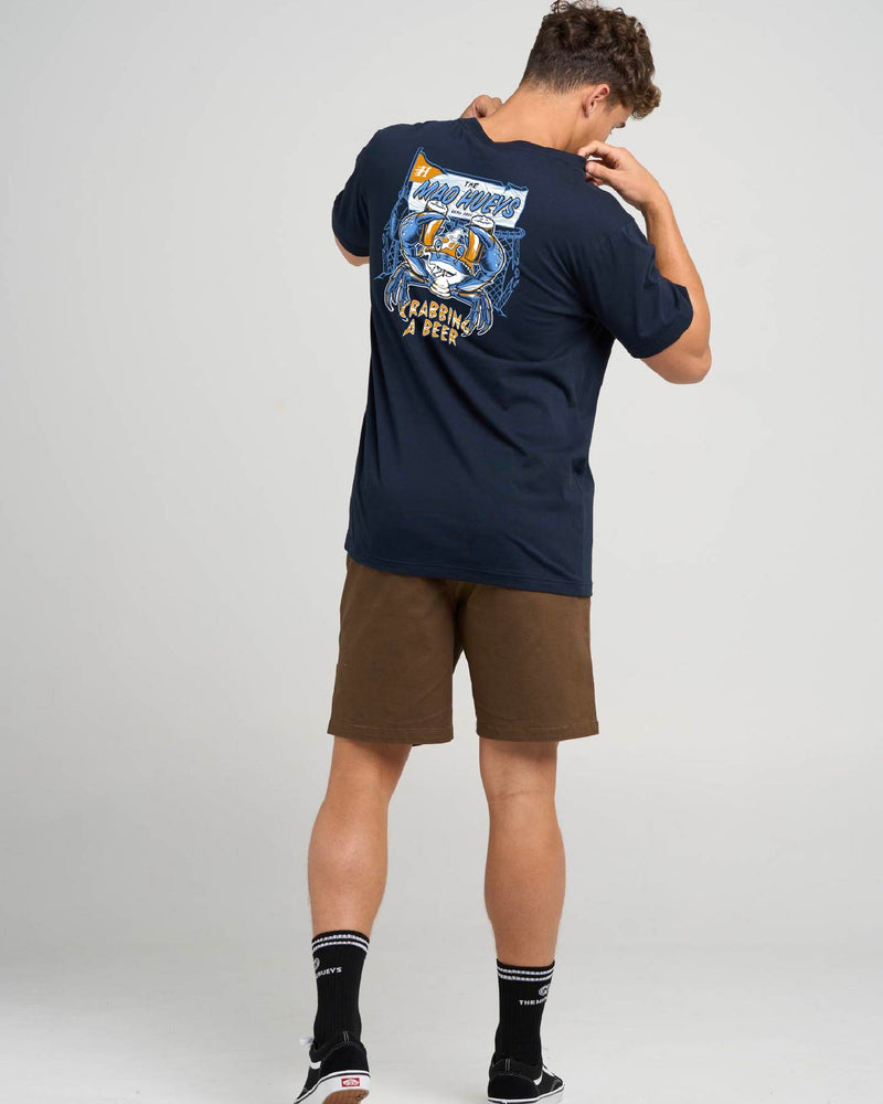 THE MAD HUEYS CRABBING A BEER | SS TEE