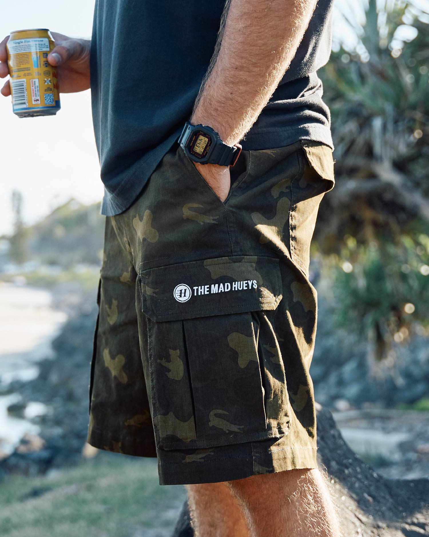 The Mad Hueys SNAGGED CAMO | 20" CARGO SHORT