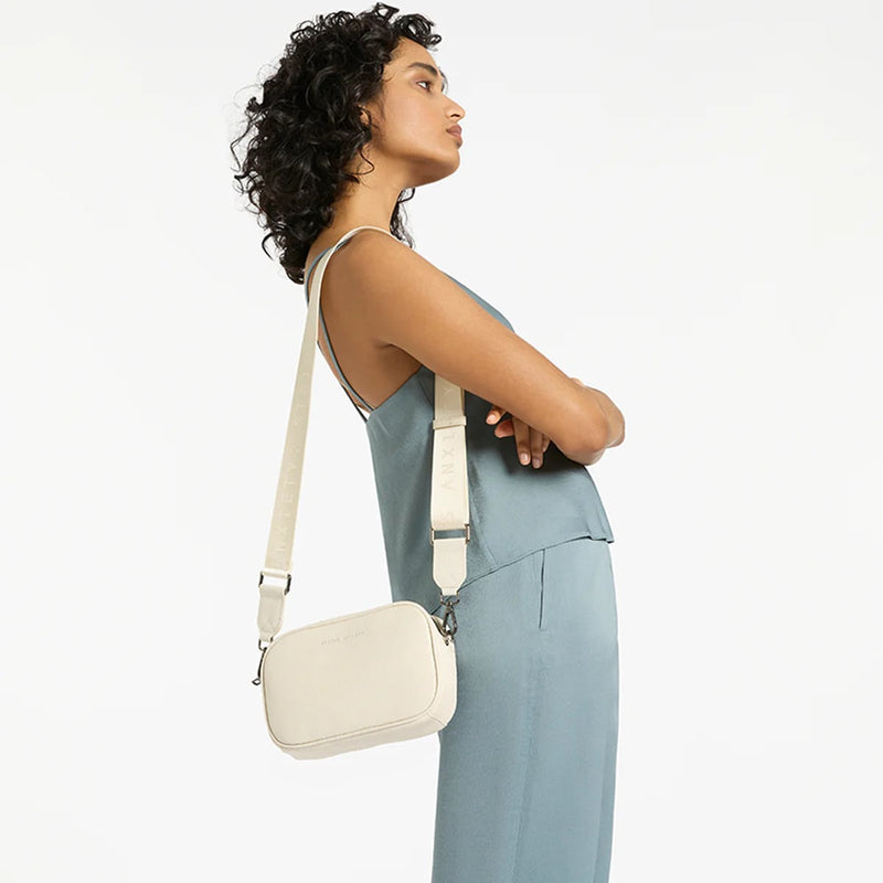Status Anxiety Plunder With Webbed Strap Bag - Chalk