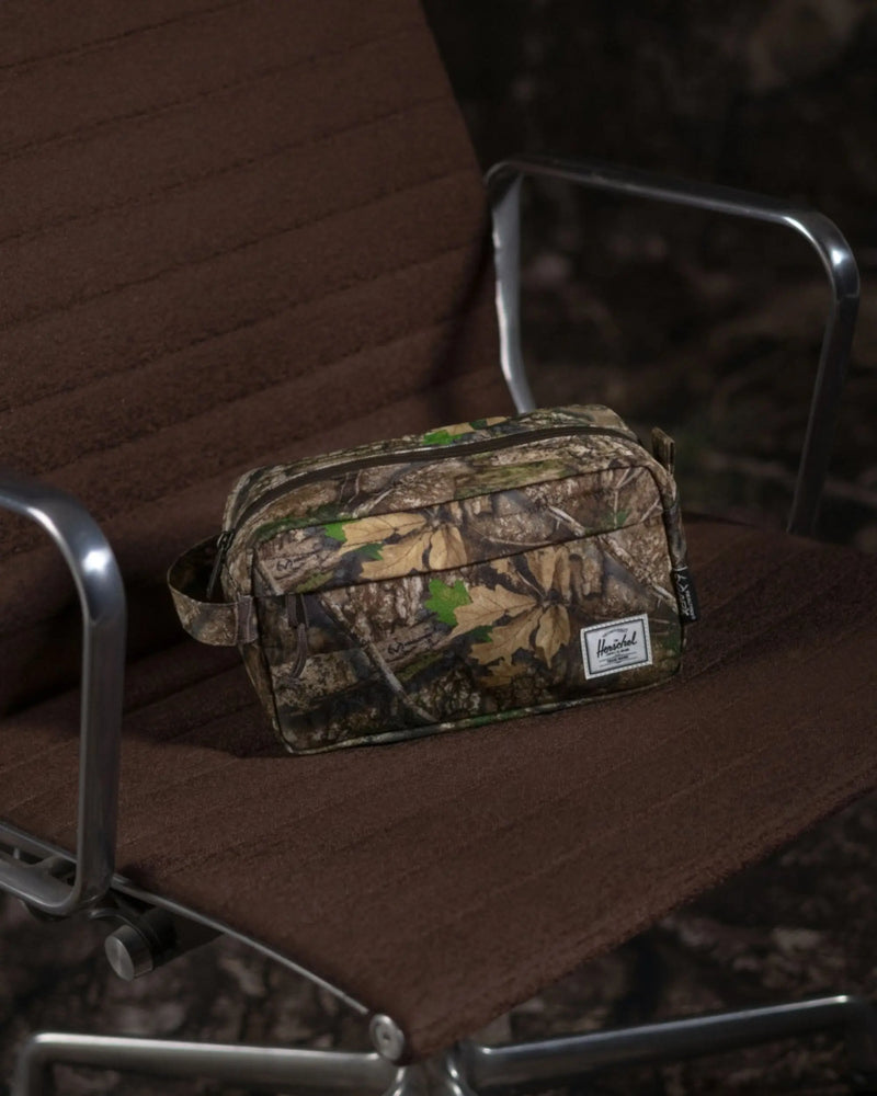 Herschel x RealTree Chapter Travel Kit