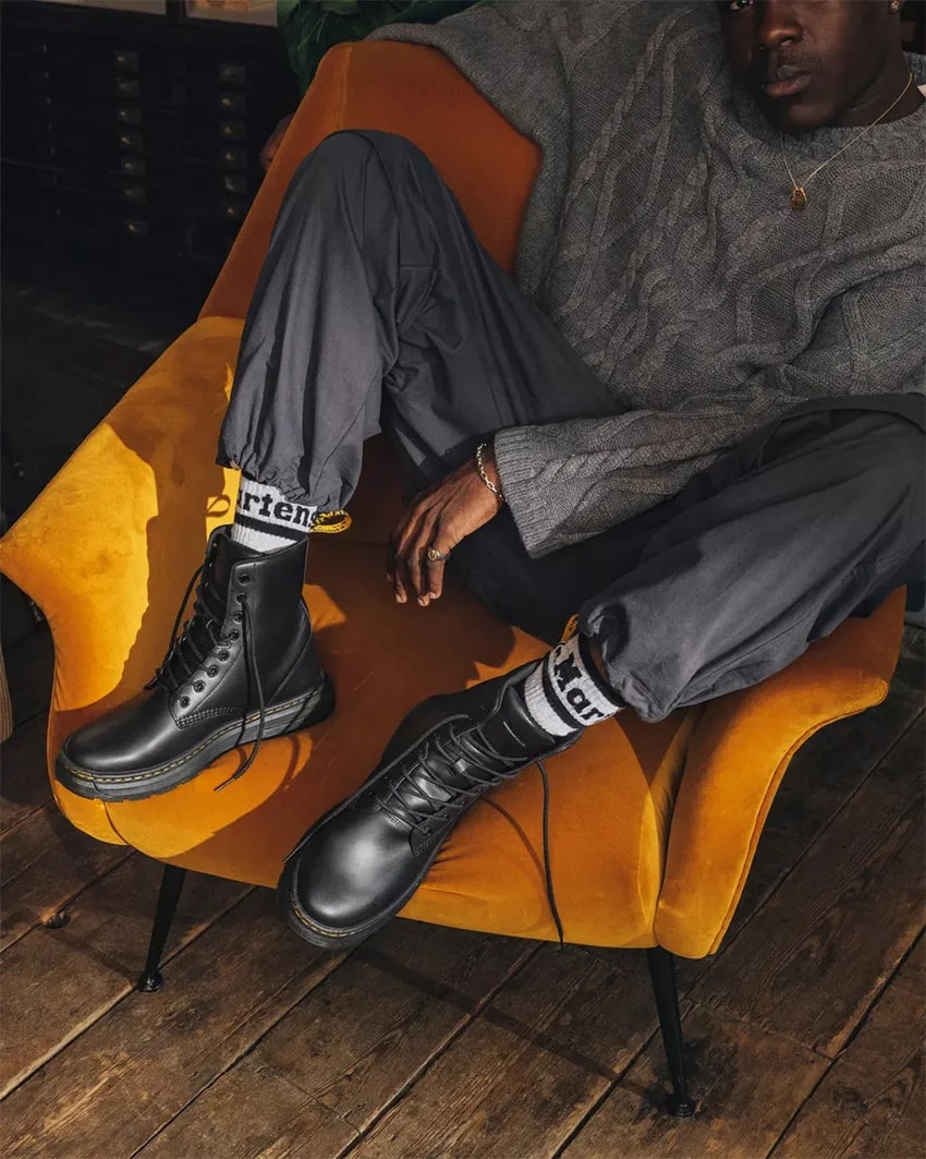 Dr Martens Crewson 8 Eye Boot - Black Classic Pull Up