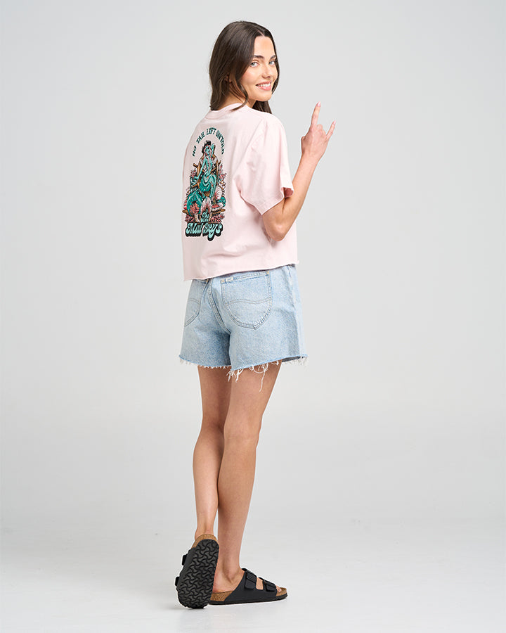 The Mad Hueys TAIL UNTOLD | WOMENS CROP SS TEE